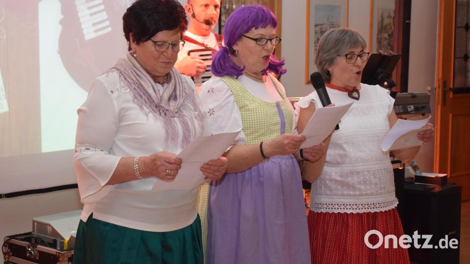 Die Gstanzlsängerinnen Berta, Waltraud und Johanna waren die Entdeckung des Abens. Bild: bnr