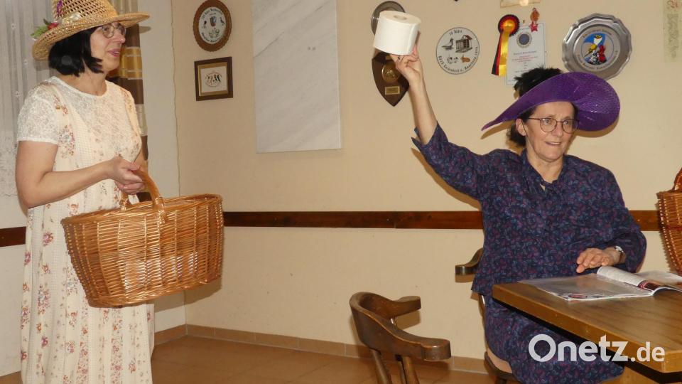 Nach leichtem Zögern gab Resi den Gästen beim Seniorenfasching zu erkennen, welche Rollen sie beim Theater verteilt. Bild: rn