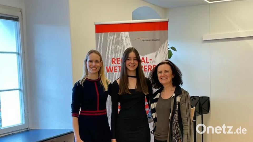 Für die Schülerinnen der Kreismusikschule Tirschenreuth hat sich die Fahrt nach Sulzbach-Rosenberg gelohnt. Im Bild von links Laura Demjan, Theresa Ziegler und Klavierlehrerin Margit Sollfrank. Bild: Kreismusikschule/exb