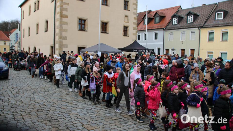 Hundert Kids mitsamt ihren Eltern zogen um Rathaus und Marktplatz Bild: sne