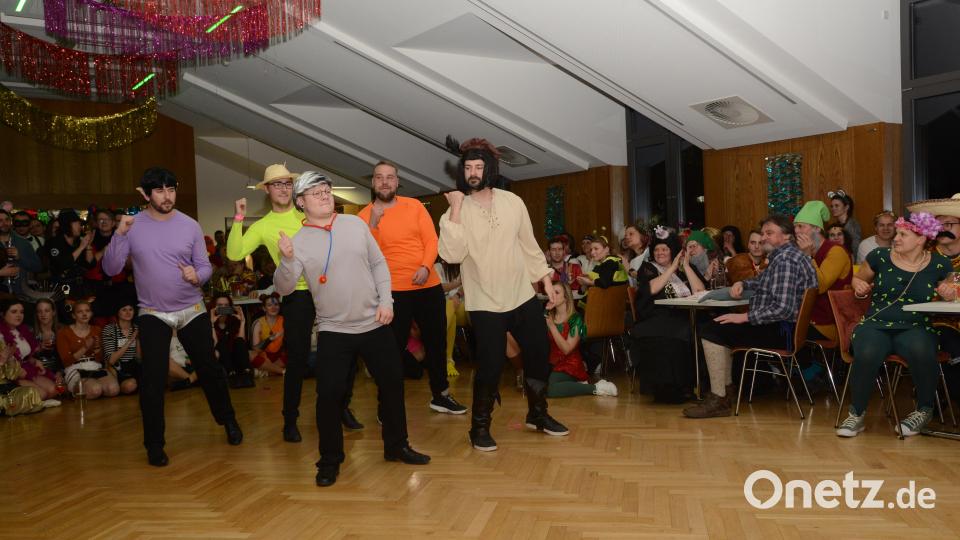 Das Männerballett des Hammerleser Faschingsvereins begeistert mit seinem Auiftritt.. Bild: bey