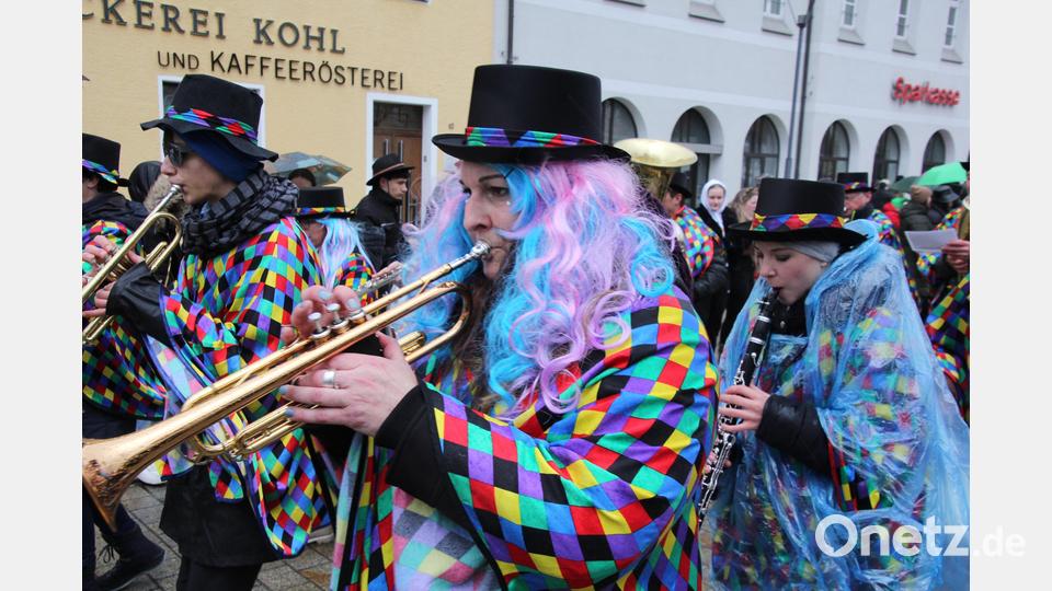 Die Großkonreuther Blasmusik spielt nicht nur schön, sondern auch toll kostümiert. Bild: kro