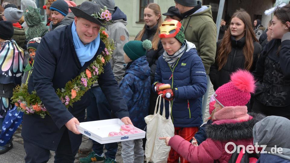 Bürgermeister Stefan Grillmeier ging zu Fuß im Umzug mit und verteilte Donuts. Bild: jr