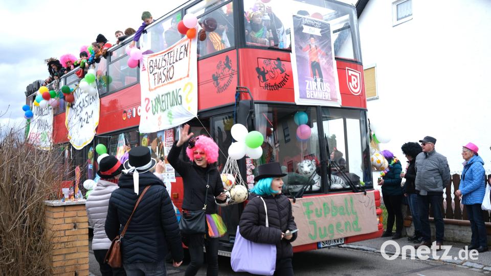 Die Fußballjugend der DJK Steinberg hatte einen Partybus gemietet und brachte auf den Transparenten zum Ausdruck, was sie vom Turnhallen-Drama, Kindergarten-Desaster und Baustellen-Fiasko halten. Bild: Hirsch