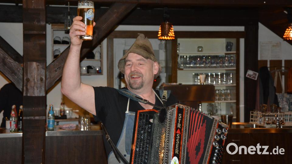 Alleinunterhalter „Lucky“ sorgte für gute Unterhaltung beim &quot;närrischen Kaffeekränzchen&quot; der Landfrauen in Konnersreuth. Bild: jr