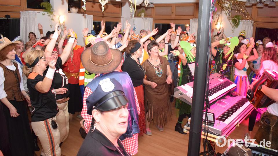Auf der Tanzfläche herrschte beim Weiberfasching eine tolle Stimmung. Bild: bnr