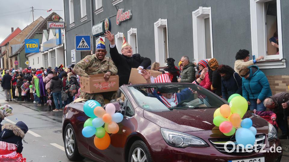 Aus dem Cabrio warfen Bürgermeister Hans-Martin Schertl und Colonel Kevin Poole Süßigkeiten unters Narrenvolk Bild: Rosi Hasenstab