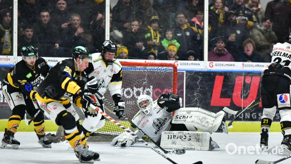 Ambergs Felix Köbele (vorne) taucht in dieser Szene gefährlich vor dem Schongauer Torhüter Daniel Blankenburg (rechts) auf. Bild: SignaLight-AP