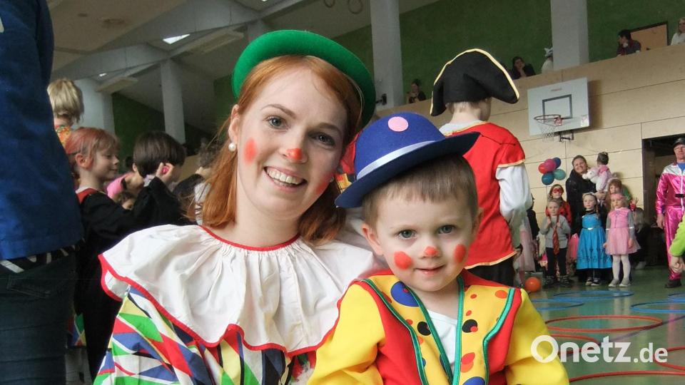 Kleine und große Clowns waren am Kinderfasching in Ebermannsdorf zu sehen. Bild: gm