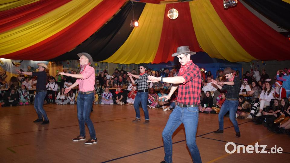 Die Country Show der "Laser Boys" brachte die Landgraf-Ulrich-Halle zum Brodeln. Bild: bnr