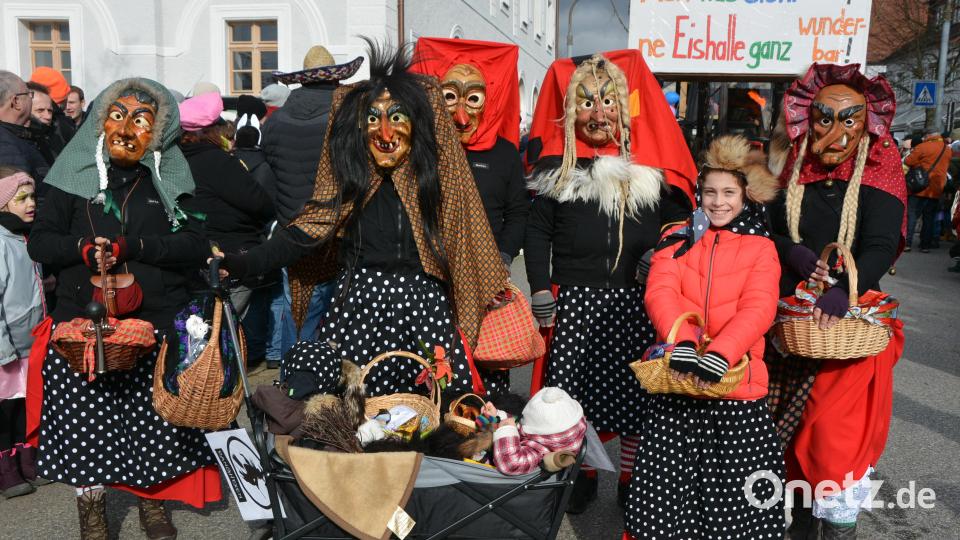 Auch eine Hexen-Truppe zog durch die Stadt. Bild: jr