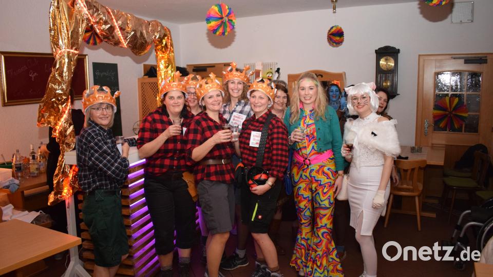 Die Motorsägeakrobatinnen von "Timberking" fühlten sich in der Bar sauwohl. Bild: bnr