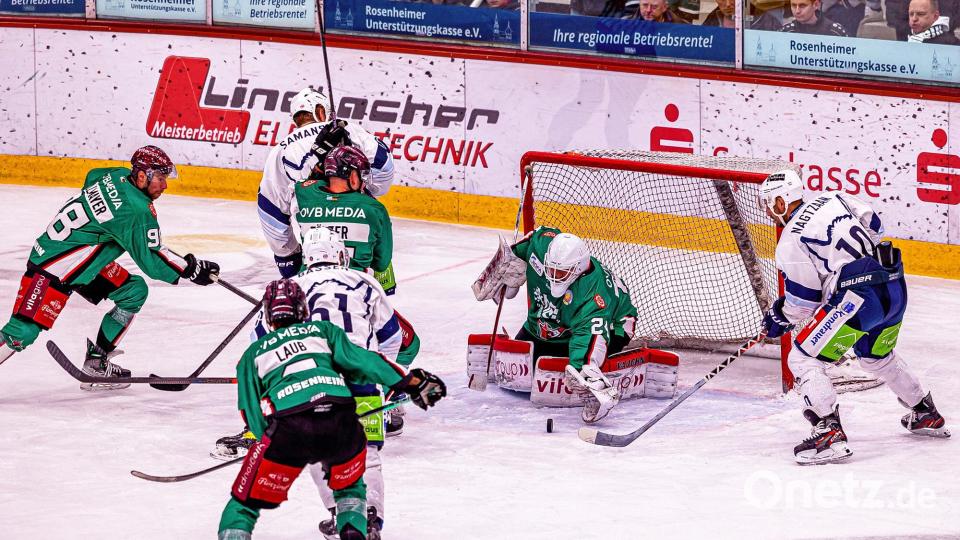 Nardo Nagtzaam (rechts) findet seinen Meister in Rosenheims Keeper Tomas Pöpperle. Bild: Werner Moller