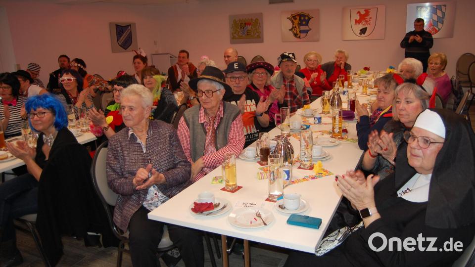 Die meisten Gäste beim Altenstädter Seniorenfasching in der Sportgaststätte &quot;d´Wirtschaft&quot; sind maskiert. Bild: sm