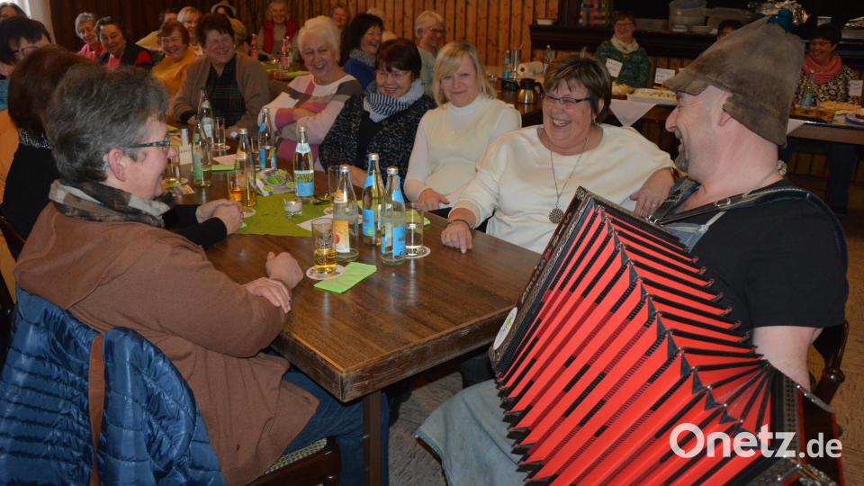 Alleinunterhalter „Lucky“ sorgte für gute Unterhaltung beim &quot;närrischen Kaffeekränzchen&quot; der Landfrauen in Konnersreuth. Bild: jr