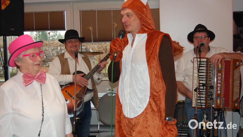 Bürgermeister Ernst Schicketanz kommt als Eichhörnchen verkleidet zum Altenstädter Seniorenfasching Bild: sm