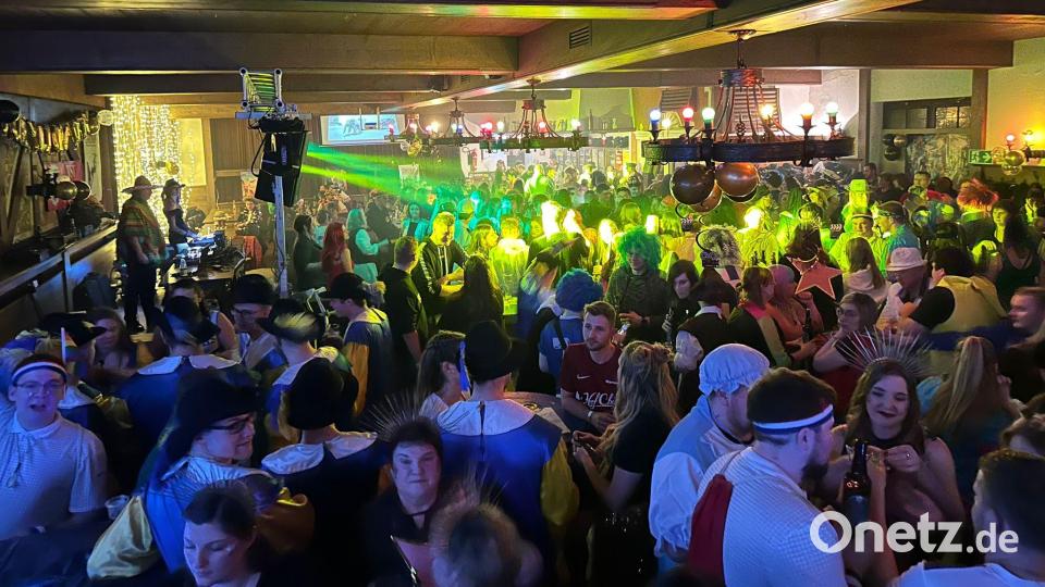 Der Bachofnersaal war bei der gemeinsamen Faschingsfete des TSV Pleystein und der Theaterfreunde restlos ausverkauft. &quot;Der Saal bebte&quot;, war das Gefühl vieler Ballbesucher. Bild: bey