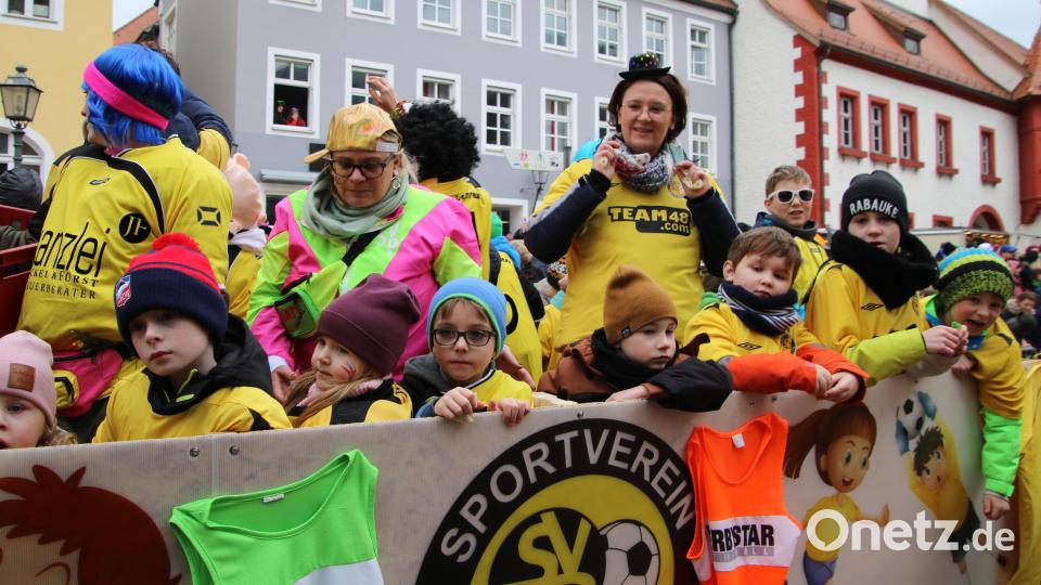 Mit dem Motto „Komm ins Team“ warb der SV Poppenreuth beim Narrenzug um Nachwuchs. Bild: kro