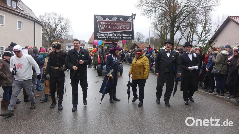 Ein &quot;Landschandarm&quot;, Landrat Thomas Ebeling, die Bundestagsabgeordneten Martina Englhardt-Kopf und Marianne Schieder, Bürgermeister Reinhard Kreuzer und Feuerwehrvorsitzender Xaver Bayer marschierten an der Spitze des Zuges. Bild: mmj