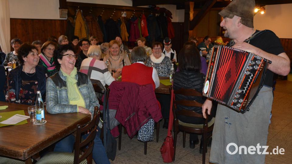 Alleinunterhalter „Lucky“ sorgte für gute Unterhaltung beim &quot;närrischen Kaffeekränzchen&quot; der Landfrauen in Konnersreuth. Bild: jr