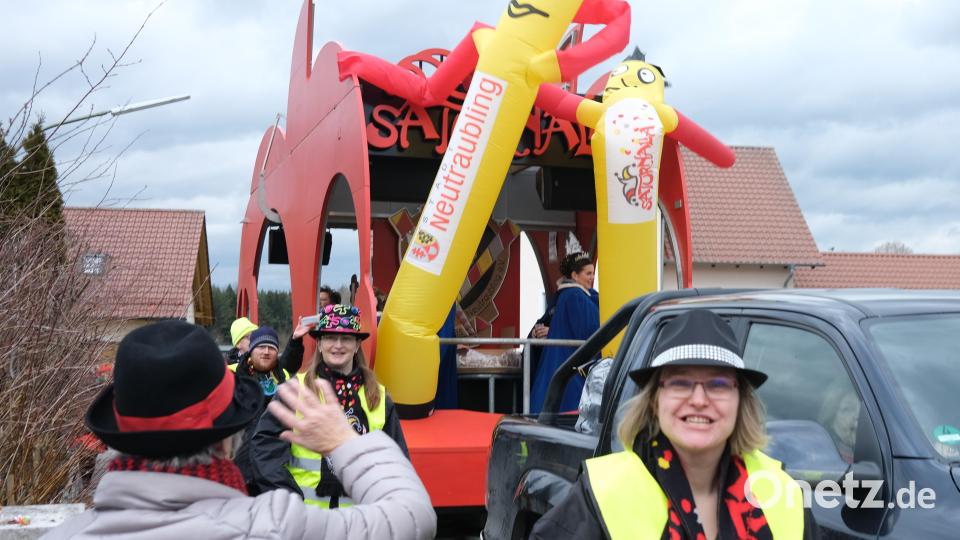 Die befreundete Faschingsgesellschaft aus Neutraubling beteiligte sich mit einem Themenwagen. Bild: Hirsch
