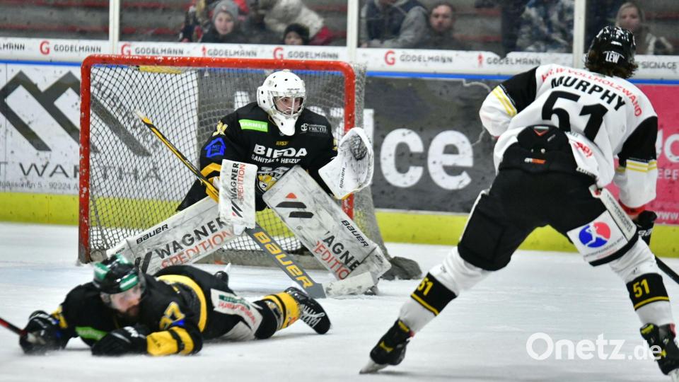 Ryan Murphy (rechts) bei einem Angriff auf das Amberger Tor. Schlussmann Timon Bätge (hinten) und Verteidiger Benjamin Frank (links) warten auf den Schuss. Bild: SignaLight-AP
