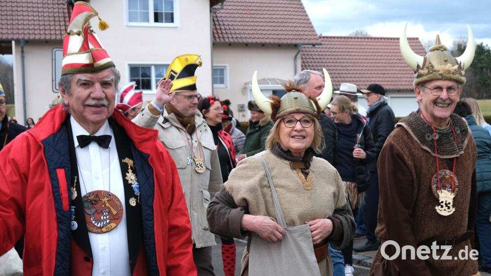 Wikinger-Häuptling Harald Bemmerl mit Frau und Altbürgermeister Jakob Scharf führten den Steinberger Faschingszug an. Bild: Hirsch