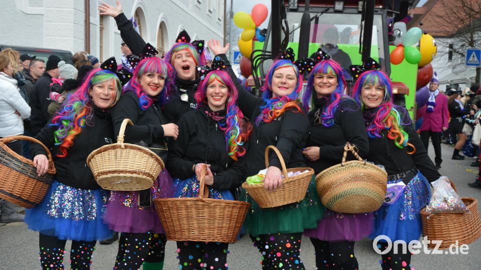 Im Konfetti-Outfit war diese Truppe des Mitterteicher Gaudiwurms unterwegs. Bild: jr