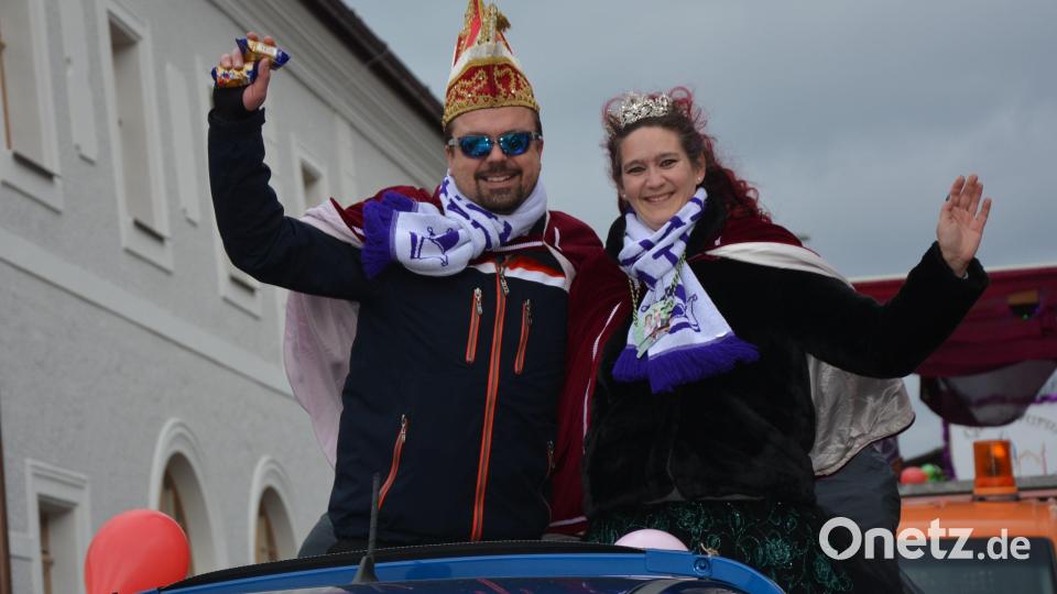 Einen guten Überblick von erhöhter Position aus hatte das Mitterteicher Prinzenpaar Markus I. und Nicole I. Bild: jr