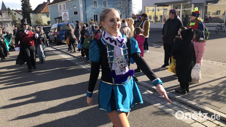Bunt, ausgelassen und mit kräftigem Helau durch die Straßen von Wiesau. Bild: wro