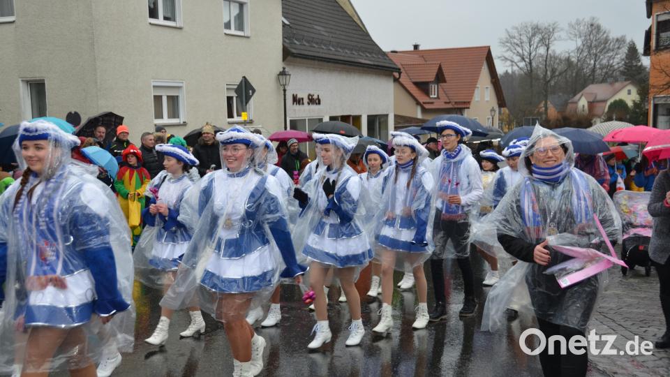 Die Vohenstraußer Jugendgarde zogen sich eine Regenhaut über. Bild: dob