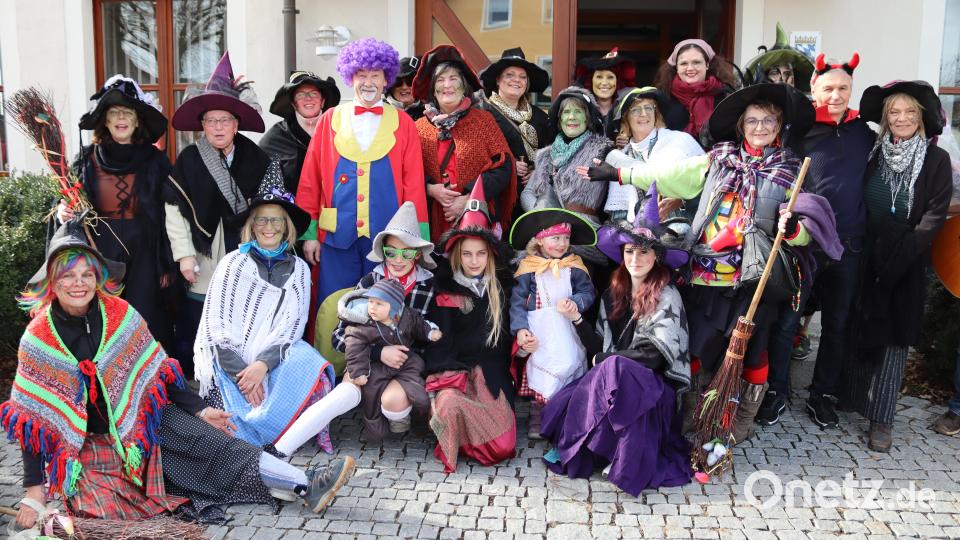 Die Vilshofener Hexen enterten am Rosenmontag das Riedener Rathaus Bild: mrr