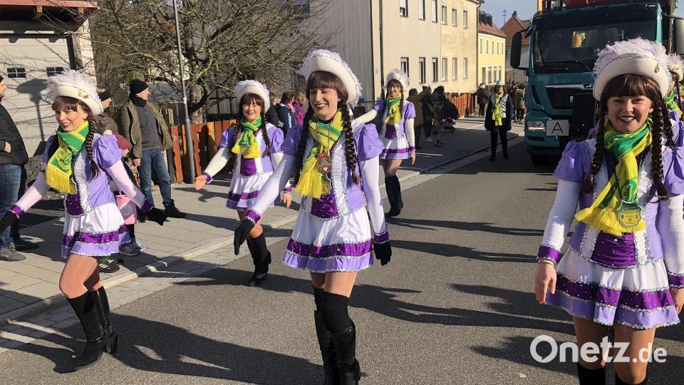 Bunt, ausgelassen und mit kräftigem Helau durch die Straßen von Wiesau. Bild: wro