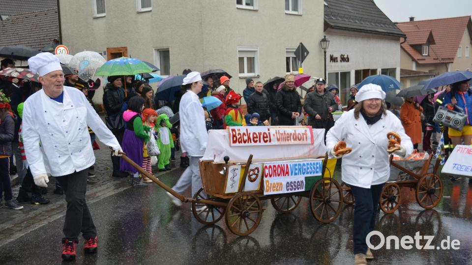Der ehemalige Stadtrat Johann Gollwitzer verkleidete sich mit seinem Team als Bäcker und verteilte Brezen an die Zuschauer. "Corona vergessen - Brezn essn." Bild: dob