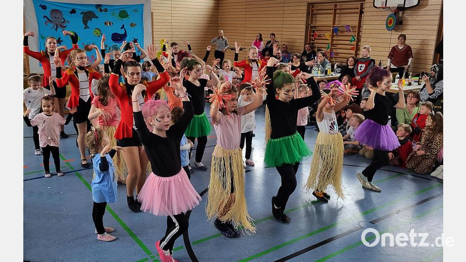 Überraschung: die neu zusammengesetzte Kindertanzgruppe hatte ihren ersten Auftritt. Die Tänze klappten vorzüglich. Bild: R. Kreuzer
