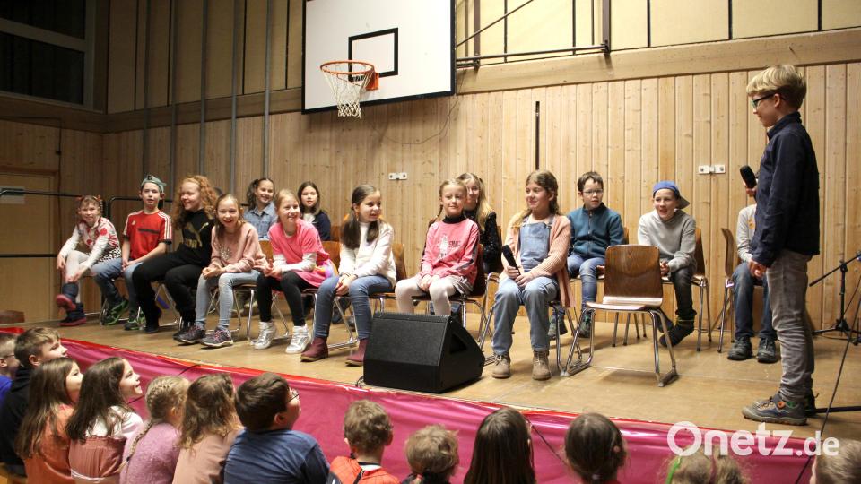 Die Unterrichtsstunde führte zu großer Erheiterung im Saal. Die Kinder erhielten anhaltenden Beifall. Bild: boj