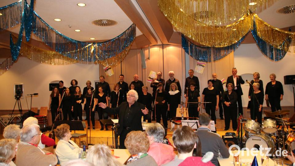 Richard Waldmann und die Chorgemeinschaft St. Georg hatte viele Hits der 80er Jahre in ihrem Repertoire. Bild: sne