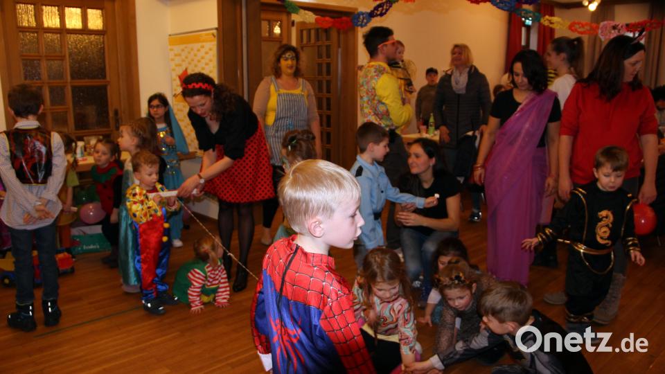 Ein buntes Spielprogramm erwartet die Kinder beim Kinderfasching im Pfarrheim. Die Ministranten hatten sich einiges einfallen lassen. Bild: lep