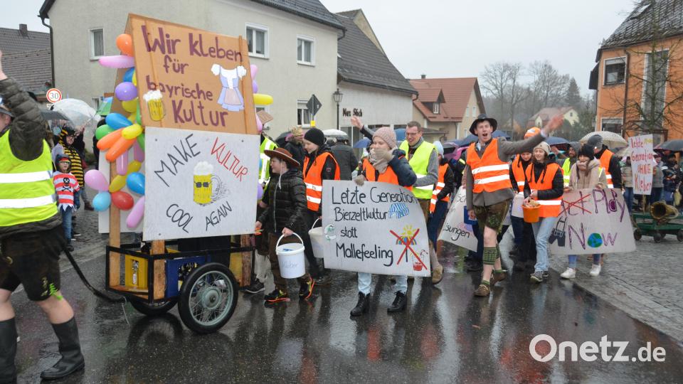 Die Jugendkapelle Roggenstein traten als Kulturaktivisten ohne Kleber auf. Bild: dob