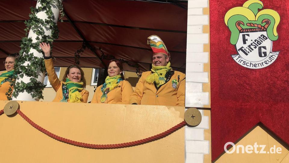 Bunt, ausgelassen und mit kräftigem Helau durch die Straßen von Wiesau. Bild: wro