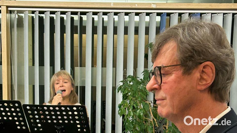 Konzert im Café Mitte: Als musikalisches Duo sangen Agnes Klupp und Horst Petzold im Bürgersaal. Bild: Veit Wagner/exb
