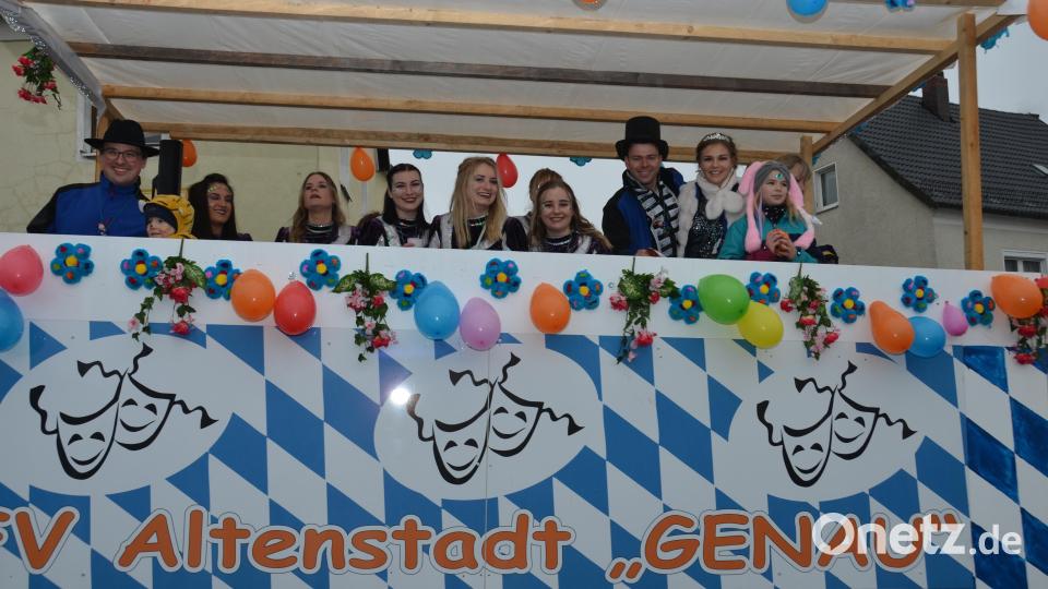 "Genau"-Präsident Christoph Gollwitzer (links) lächelte zusammen mit dem Prinzenpaar Florian III. und Nicole I. die Regentropfen einfach weg. Bild: dob