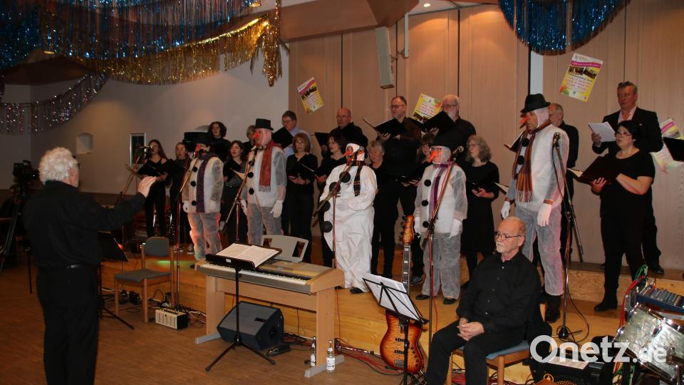 Zu &quot;Only you&quot; von Flying Pickets standen Schneemänner auf der Bühne. Bild: sne