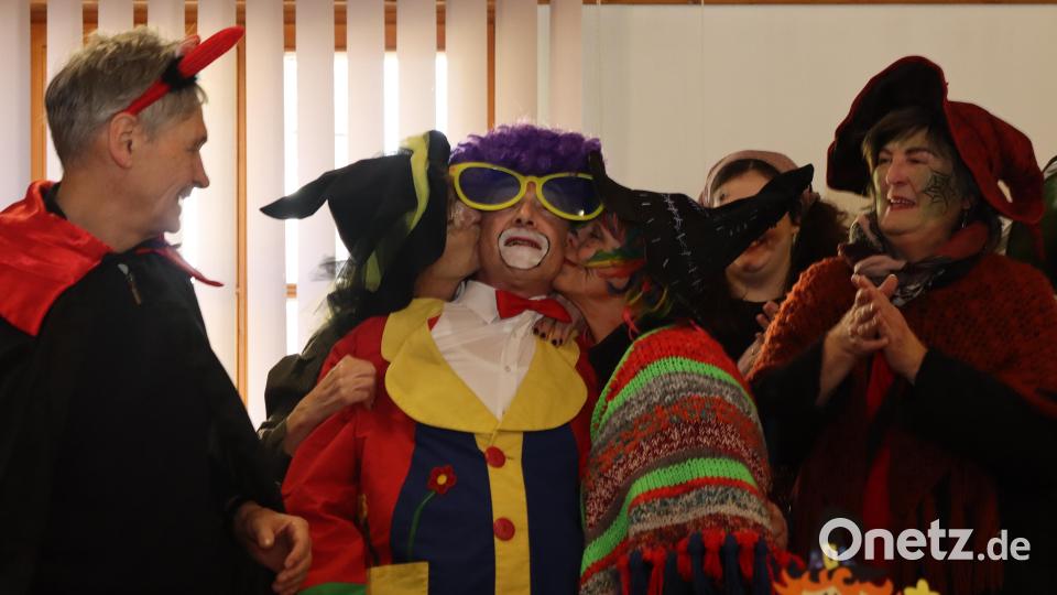 Mit Hexenküssen verzauberten die Damen aus Vilshofen Bürgermeister Erwin Geitner. Bild: mrr