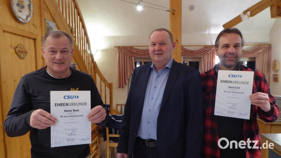 Dieter Beck (links) und Gerd Ertel (rechts) wurden vom Vorsitzendem Klaus Strobel (Mitte) für langjährige Mitgliedschaft in der CSU geehrt. Es fehlt Thomas Höfler. Bild: sre