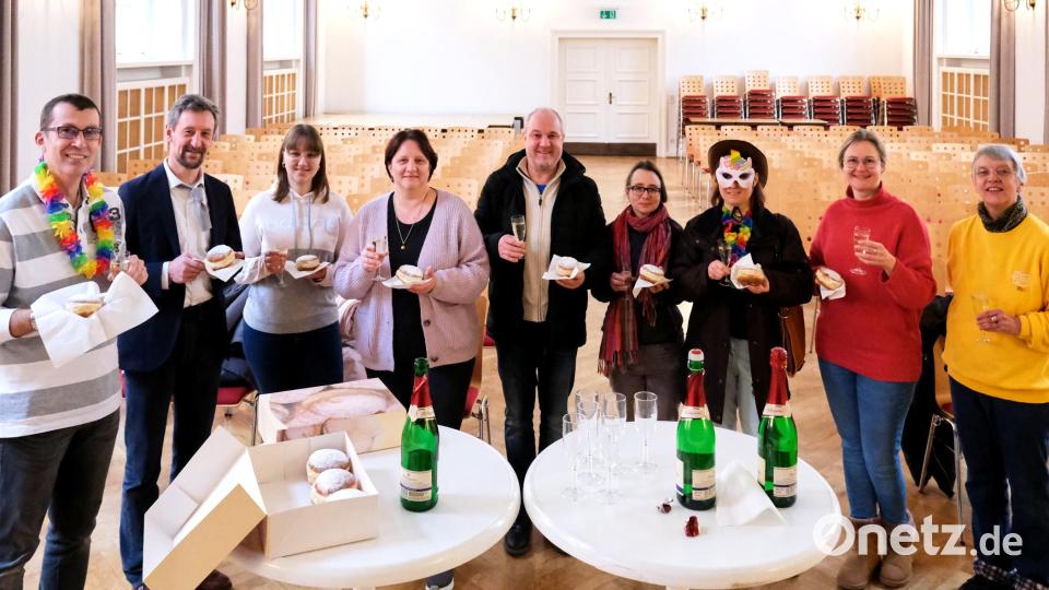 Als alle Krapfen ausgeliefert waren, gönnten sich die Organisatoren der 2018 erstmals angebotenen Krapfen-Aktion im Gerhardinger Saal der Dr.-Johanna-Decker-Schulen Amberg selbst das eine oder andere Exemplar. Bild: DJDS AMBERG/exb