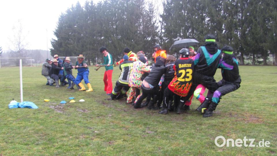 Im strömenden Regen unterlag die bisher sehr starke Jugendfeuerwehr dann doch den kräftigen Männern vom Zapfwellenstamtisch "Alst`s Glump". Bild: sei