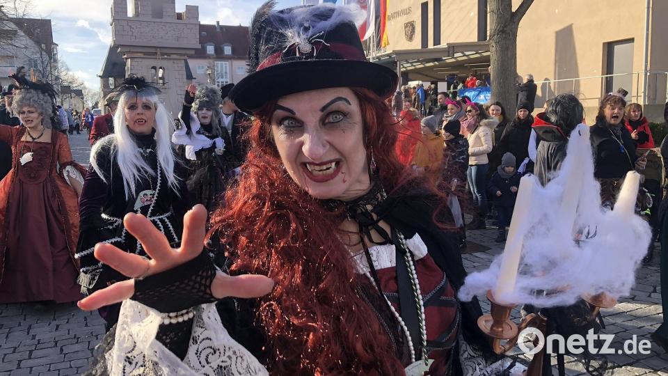 &quot;Gaudipower&quot; aus Mitterteich zeigte die Zähne. Die Vampire waren einer der Hingucker beim Rosenmontagsumzug in Wiesau. Bild: wro