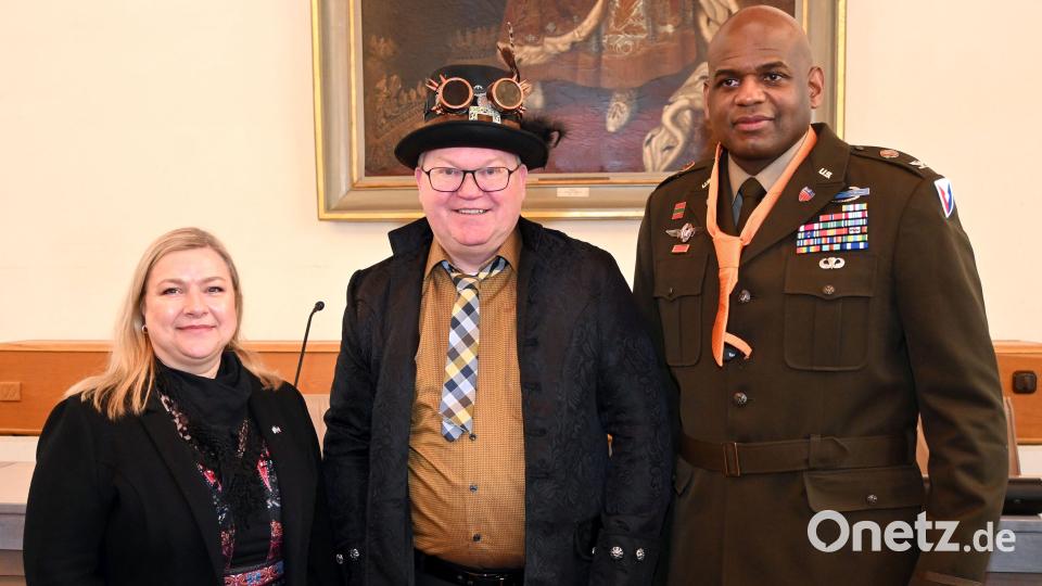Der Kommandeur der US-Garnison Bayern Colonel Kevin A. Poole (rechts) und seine Frau Patricia von Rekowski beim Antrittsbesuch bei Oberbürgermeister Michael Cerny (Mitte) im Amberger Rathaus. Bild: Susanne Schwab, Stadt Amberg/exb