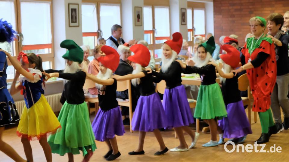 Die Stimmung war super, als die Gardemädchen voran zur Polonaise aufforderten. Bild: wlr